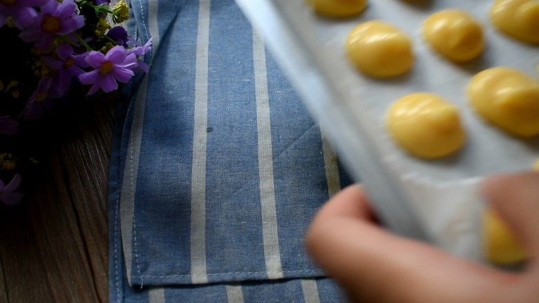 玩偶泡芙,180度烤35分钟。中途不要打开烤箱。