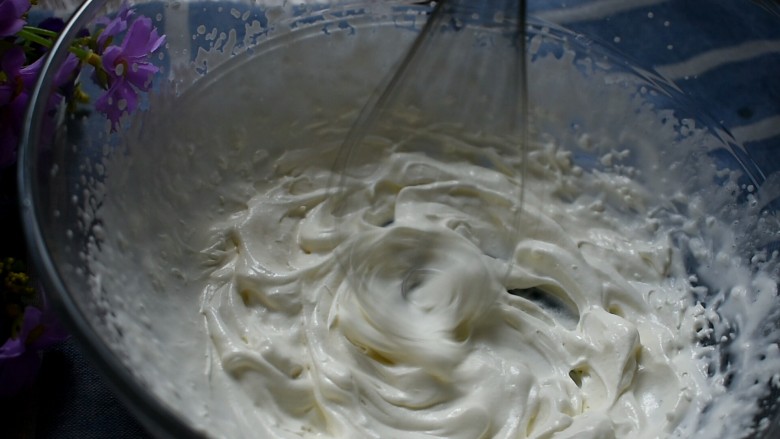 玩偶泡芙,用打蛋器打发