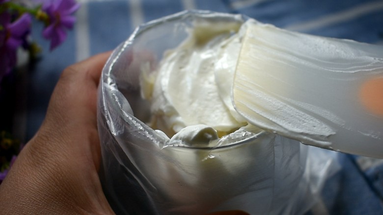 玩偶泡芙,装入裱花袋里