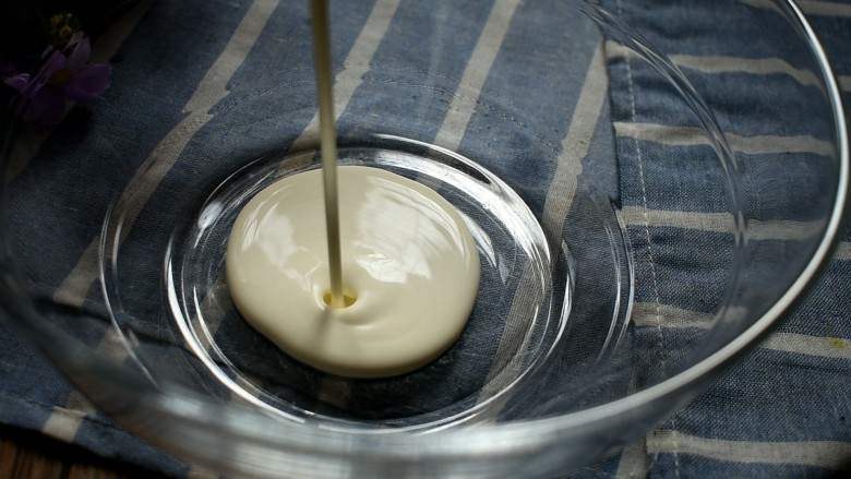 玩偶泡芙,<a style='color:red;display:inline-block;' href='/shicai/ 8197'>淡奶油</a>倒入容器中