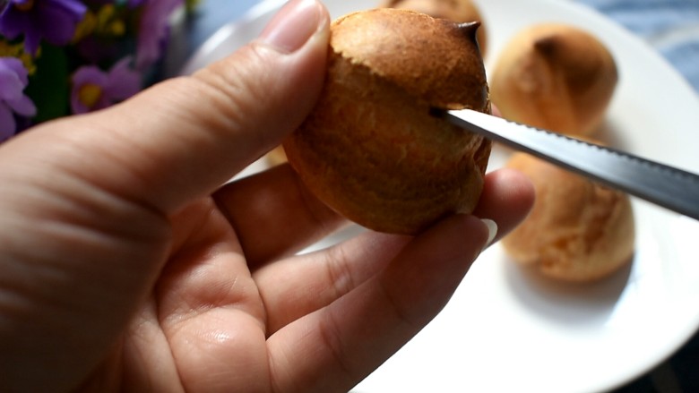 玩偶泡芙,用食品剪刀将泡芙顶部剪开