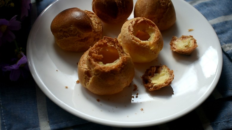 玩偶泡芙,像这样，剪下来的盖子不要扔掉