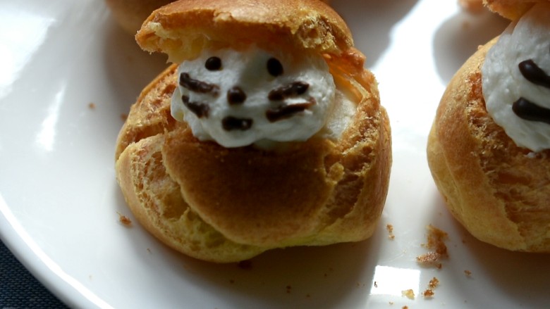 玩偶泡芙,然后再用巧克力笔点缀上玩偶的五官就好啦。这一步可以发挥想象力哦！