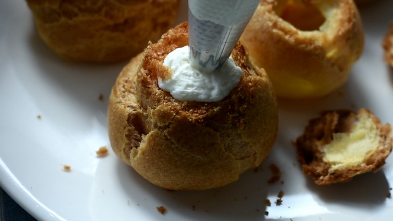 玩偶泡芙,将打发好的奶油挤入泡芙中