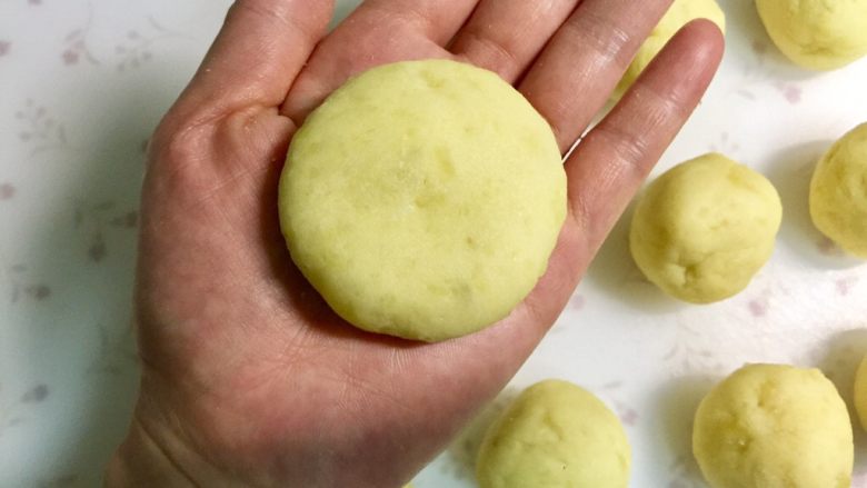 圆土豆+芝士土豆饼, 收口向下按扁,成饼状。
