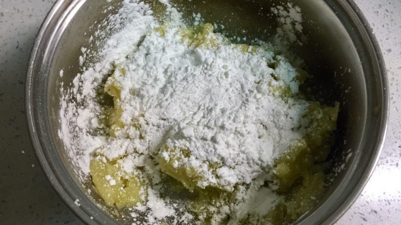 圆土豆+芝士土豆饼, 加入淀粉,混合均匀。