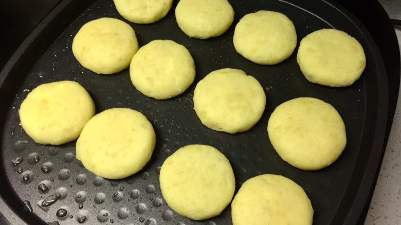 圆土豆+芝士土豆饼,把土豆饼放入电饼铛,盖上盖子选择自助烙烤程序,2分钟左右,简至两面金黄即可。