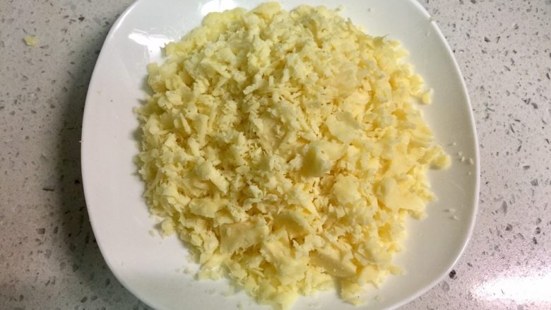 圆土豆+芝士土豆饼, 把切达奶酪擦成丝,切成块也可以。