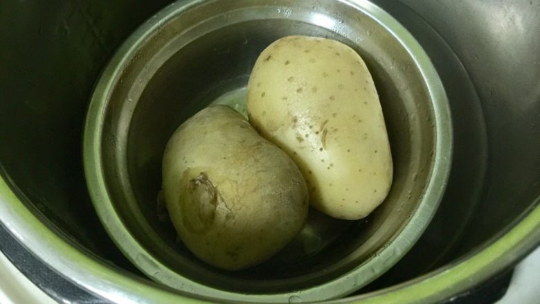 圆土豆+芝士土豆饼,把<a style='color:red;display:inline-block;' href='/shicai/ 23'>土豆</a>蒸熟。因为我是做全家吃的量,所以蒸了两个,如果只给宝宝做,可以减量。