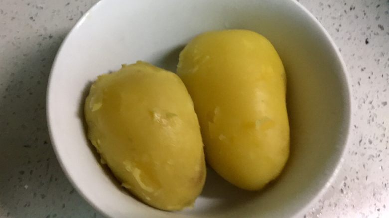 圆土豆+芝士土豆饼,把土豆放凉水冲一下,剥去皮。