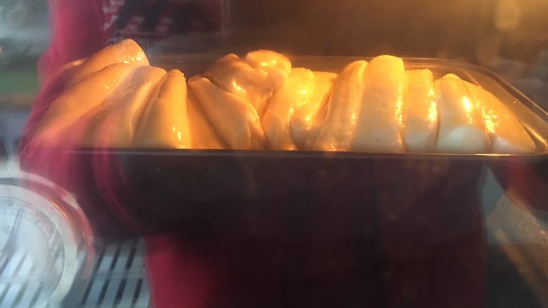 手撕沙拉酱面包,烤箱预热180度,烤约20分钟