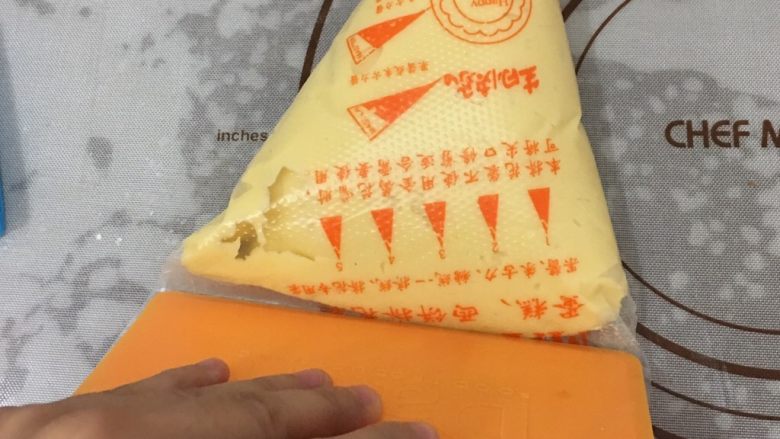 甜甜圈🍩蛋糕!蛋糕!
不是油炸的面包!,刮板刮下,使面糊都堆到一起