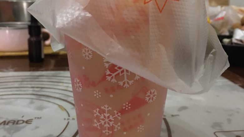甜甜圈🍩蛋糕!蛋糕!
不是油炸的面包!,裱花袋不用裱花嘴,套在高杯子里,把糊糊倒进去。