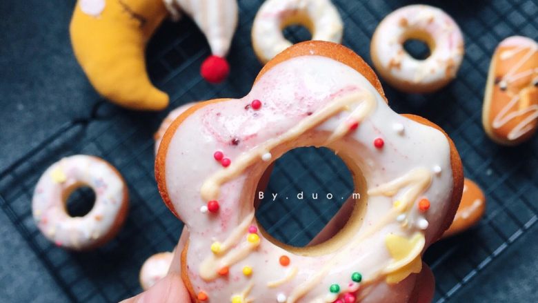 甜甜圈🍩蛋糕！蛋糕！
不是油炸的面包！,背景布是爸爸铺的，不知淘宝有木有