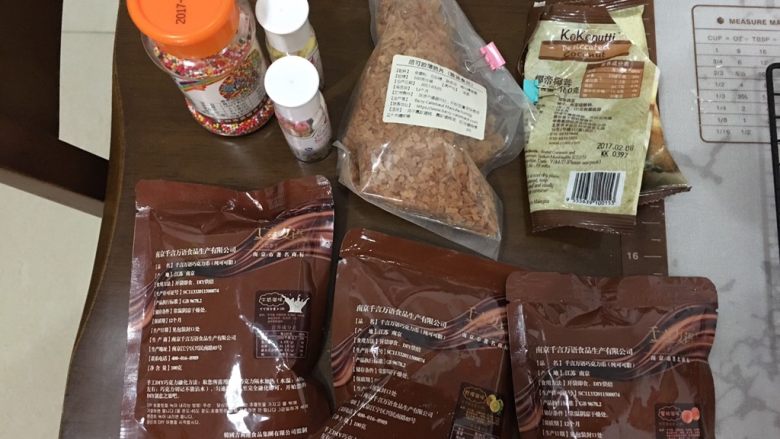 甜甜圈🍩蛋糕!蛋糕!
不是油炸的面包!,装饰部分材料,店铺名:卓尔烘焙。
今天用到了三种口味、三种颜色的巧克力,好吃!