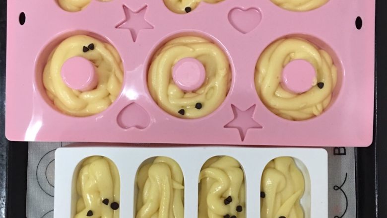 甜甜圈🍩蛋糕!蛋糕!
不是油炸的面包!,上面是甜甜圈模具,店铺名:厨娘物语。
下面是冰棒蛋糕模具,店铺名:正的烘焙雅兰名品店。
挤到七八分满,震两下