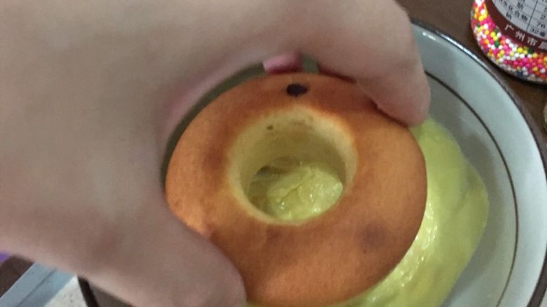 甜甜圈🍩蛋糕!蛋糕!
不是油炸的面包!,一面蘸巧克力,倒过来放着,趁着蘸完就得➕自己喜欢的装饰即可,完工