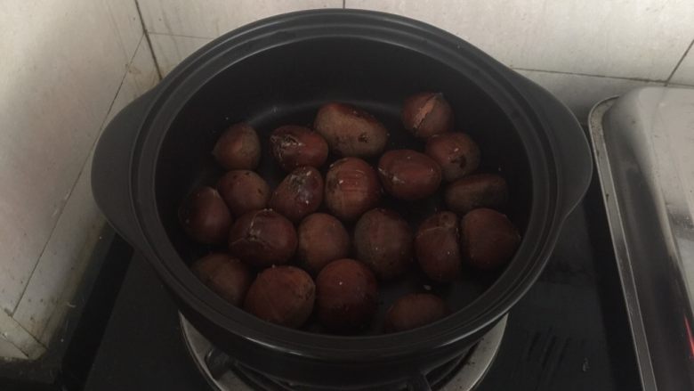 黑乐砂锅烤板栗,大约十分钟,就可以开锅了(具体时间,取决于火力的大少,以及板,栗的大小)。