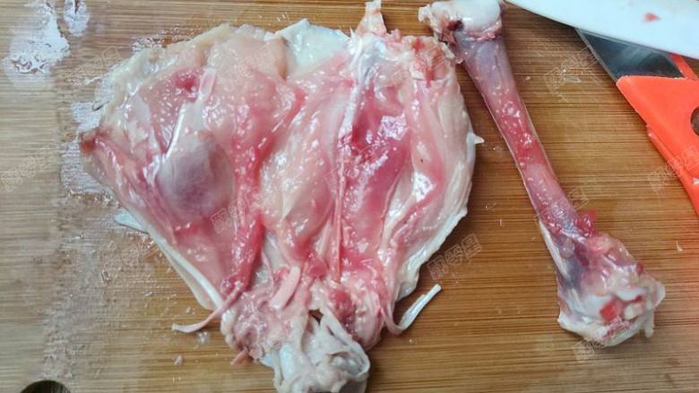 烤鸡腿排,轻轻的把骨肉相连的黏膜拉开,就可以轻松去骨了