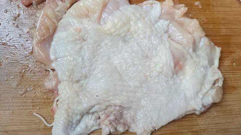 烤鸡腿排,用刀背两面都拍一拍,让它更易入味