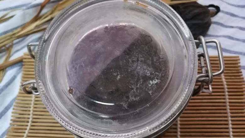 古法玉灵膏
吃出好气色,隔水炖48小时,炖好后装入干净容器中,盖好盖子放入冰箱。