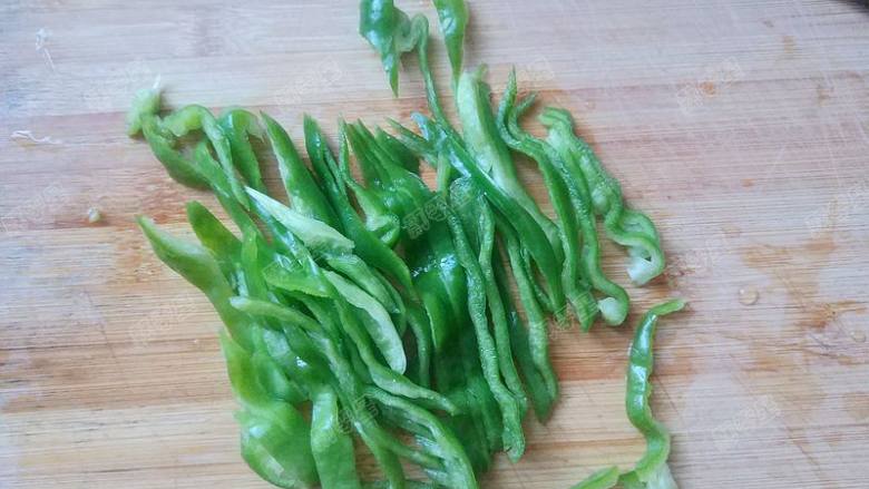 青椒炒鸡脯,青椒切丝