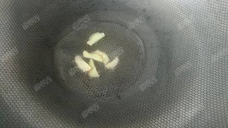 青椒炒鸡脯,炒锅里倒入油,放入姜片爆香