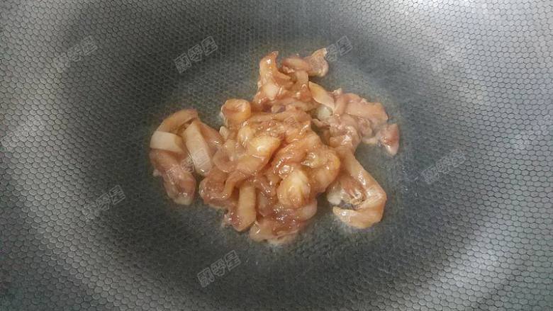 青椒炒鸡脯,将鸡脯肉倒入锅中