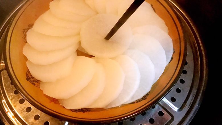 清蒸萝卜,水烧开后大火蒸十分钟左右(如果不是新鲜的萝卜,要适当延长蒸的时间,以用筷子一戳就烂为好)