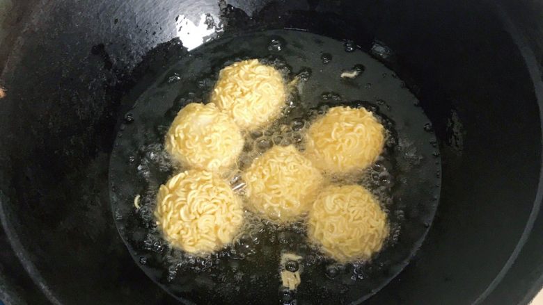 脆炸芝士米饭丸,中火70度油温炸至金黄,中间用筷子不停翻动