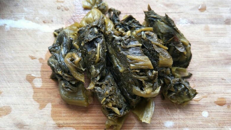 家常酸汤肥牛,酸菜洗一洗,切一下备用。