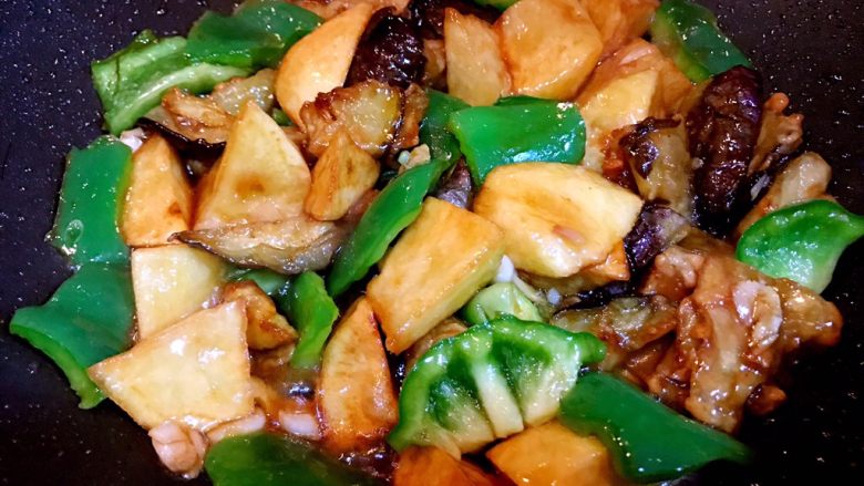 圆土豆~地三鲜,快速翻炒均匀,让每个食材都均匀裹上汤汁即可。
