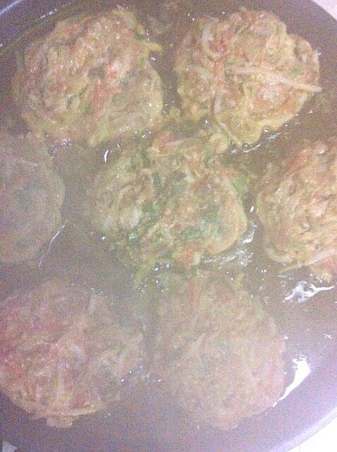 三丝香菜肉饼,电饼档加油烧热,拌好的馅做成饼放入电饼档煎
