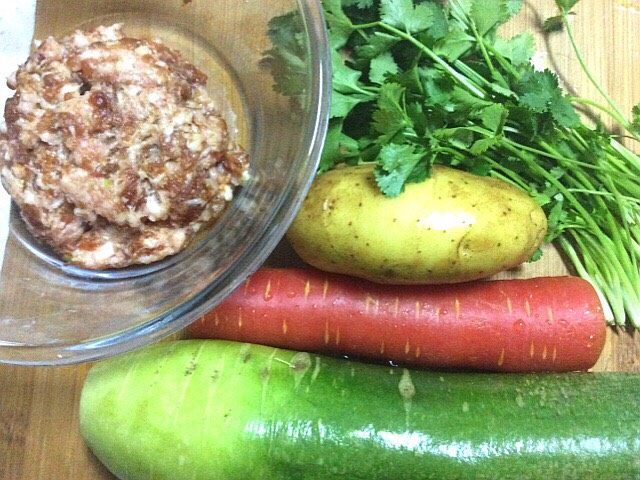 三丝香菜肉饼,准备好食材