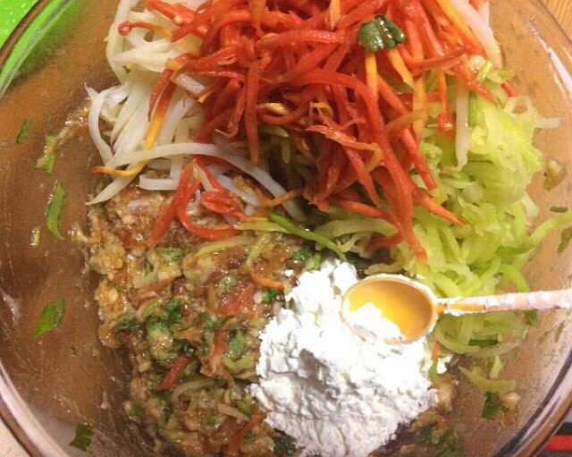 三丝香菜肉饼,加入三丝,淀粉四勺继续搅拌。