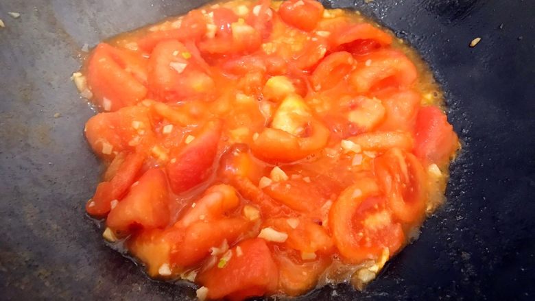 百变鸡蛋+不一样的国民菜(蒜蓉西红柿炒鸡蛋),煸炒至西红柿出沙,这一步需要一点耐心,不可用中大火,只能用小火