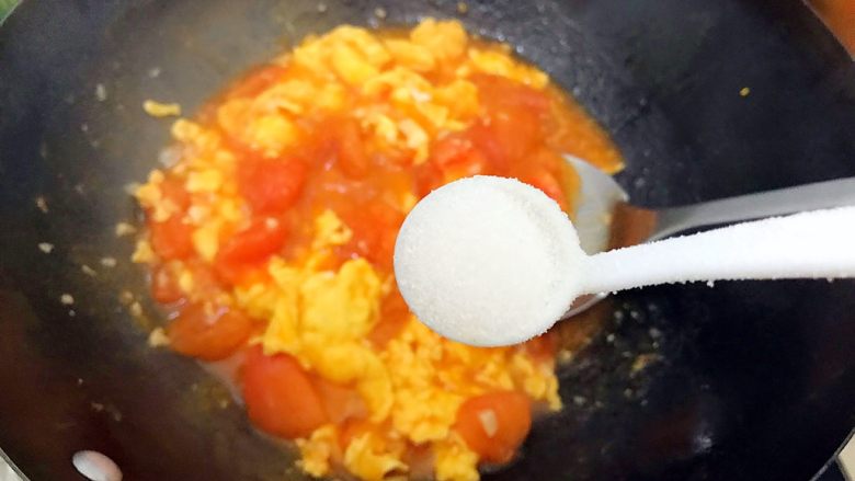百变鸡蛋+不一样的国民菜(蒜蓉西红柿炒鸡蛋),加一小勺细盐