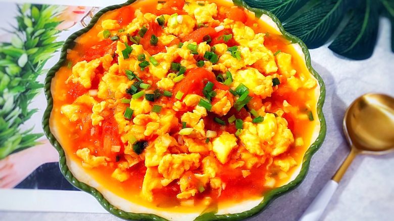 百变鸡蛋+不一样的国民菜(蒜蓉西红柿炒鸡蛋),汤汁拌饭简直一流啊!神一般的存在,赞