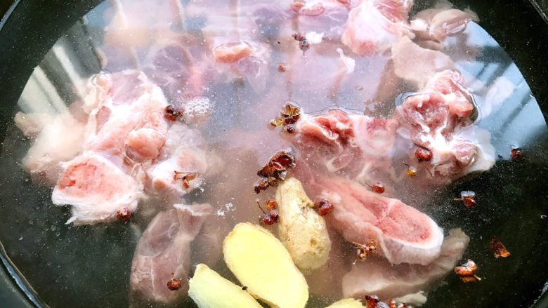小炒排骨,放入排骨煮三十分钟。
目的:煮熟排骨,这样一咬排骨,骨头就会轻松脱落,让排骨吸收配料的香味。