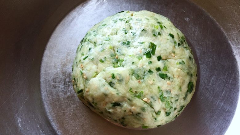 芝麻香葱饼干,再用手和成面团,盖上保鲜膜松弛10分钟。