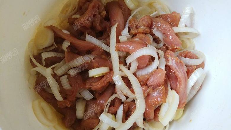 烧饼夹烤肉,再次抓匀,静置腌20分钟以上