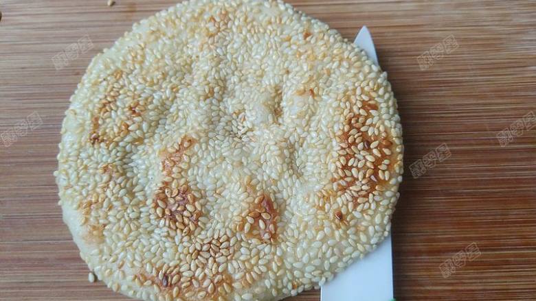 烧饼夹烤肉,在烧饼上横切一刀将烧饼切开(但不要切断)