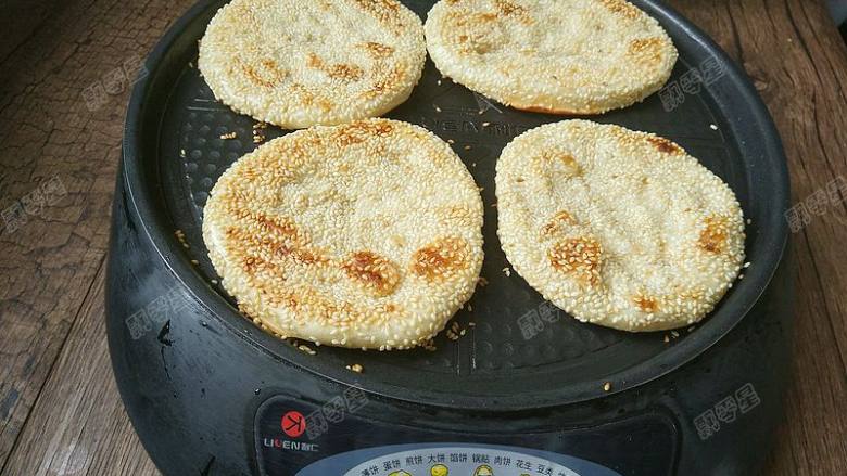 烧饼夹烤肉,当烧饼完全发起来,表面成为金黄色就可以取出来了