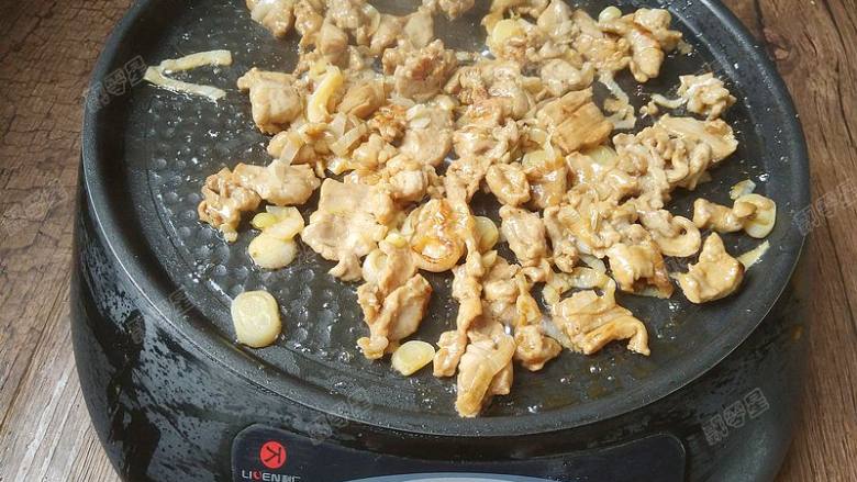 烧饼夹烤肉,不断翻炒,直到肉片完全变色,再继续翻炒1-2分钟