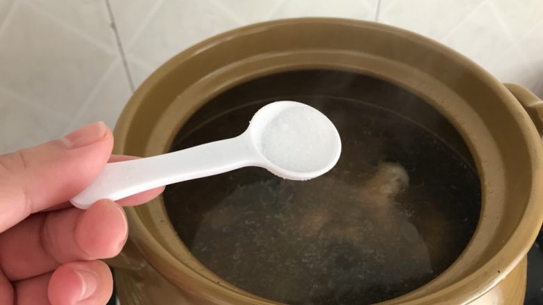 莲子无花果膨鱼腮扇骨汤,熄火前加入盐调味即可!