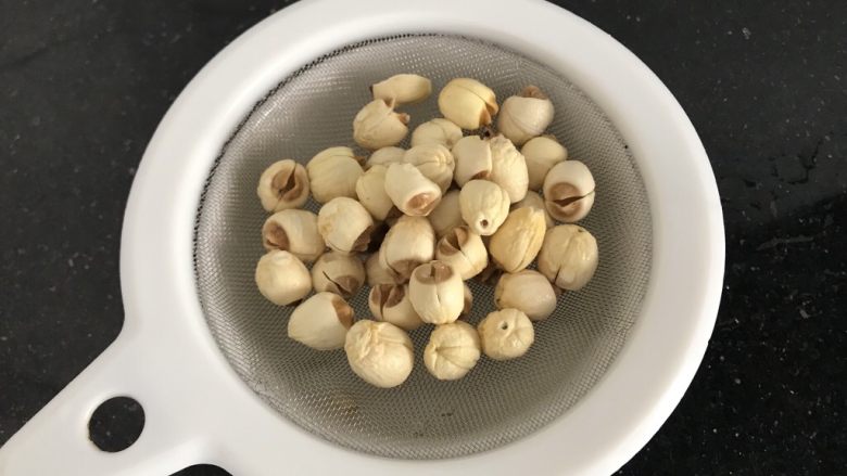 莲子无花果膨鱼腮扇骨汤,莲子洗净备用,有蕊的要去芯