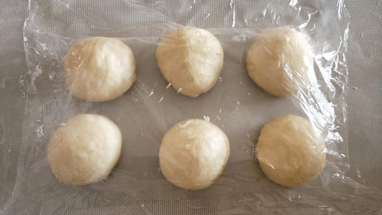 椰蓉小吐司,盖保鲜膜,松弛10分钟。