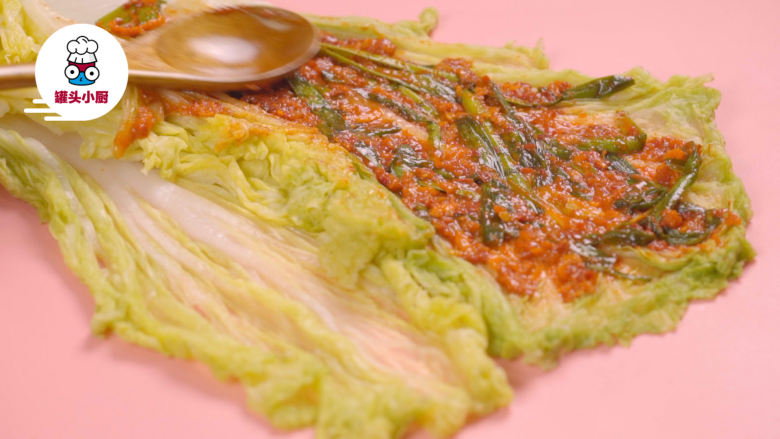 3步搞定零失败安心辣白菜,辣白菜腌料500g、胡萝卜丝100g、<a style='color:red;display:inline-block;' href='/shicai/ 116'>韭菜</a>100g拌匀,将其均匀涂抹在叶片上