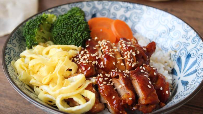 照烧鸡排饭,西蓝花、胡萝卜开水煮熟,码放在米饭上,鸡肉上淋汁,再撒熟芝麻