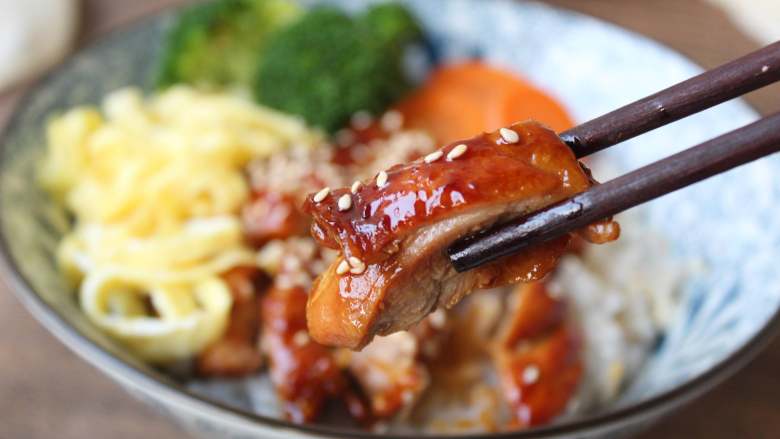 照烧鸡排饭,鸡肉香嫩,鸡皮不腻